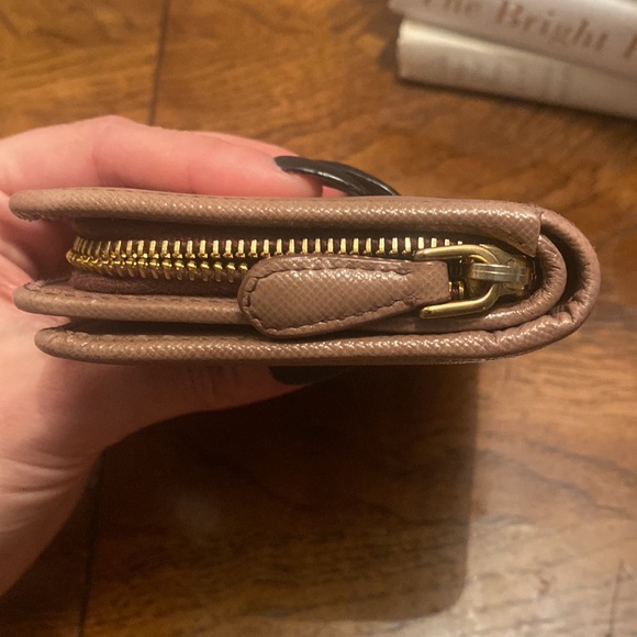 💯 AUTH. Prada beige small zippy wallet - Picture 11 of 14